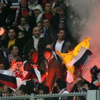 PSG-Fans beim Zündeln in der Schalker Arena. Vorher wurden sie gründlich gefilzt (Foto: firo).