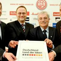 RWE-Sportvorstand Thomas Strunz, Sven Olderdissen (Deutsche Bank), Roland Schmidt (Goethe-Institut) und Martin sander (Marketing RWE-Rhein-Ruhr) nehmen Rot-Weiss Essen gerne ins Land der Ideen auf (Foto: Rot-Weiss Essen).