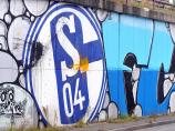 Gelsenkirchen: Schwarz-gelbe Farbkleckse auf S04-Logo