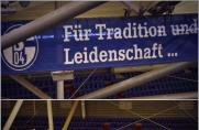 Banner: Schalke setzt Zeichen gegen Homophobie und Rassismus