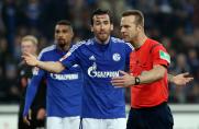 CHristian Fuchs, FC Schalke 04, Schiedsrichter Peter Gagelmann. Foto: firo