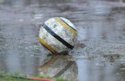 Spielausfall, Regen, Nass, Ball in Pfütze, Schlechtes Wetter, Spielausfall, Regen, Nass, Ball in Pfütze, Schlechtes Wetter