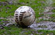 Spielausfall, Regen, Symbolfoto, Symbolbild, Symbol, Ausfall, Spielabsage, Spiel fällt aus, uhlsport, Matsche, Unbespielbarkeit, Spielausfall, Regen, Symbolfoto, Symbolbild, Symbol, Ausfall, Spielabsage, Spiel fällt aus, uhlsport, Matsche, Unbespielbarkei