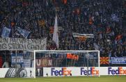 S04: Viele mazedonische Flaggen und Protestbanner im Block