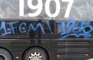 "Wessis jagen": Augsburg-Bus vor Magdeburg-Spiel beschmiert 