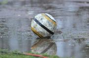 Spielausfall, Regen, Nass, Ball in Pfütze, Schlechtes Wetter, Spielausfall, Regen, Nass, Ball in Pfütze, Schlechtes Wetter