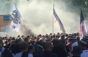 Pokal: Frankfurter Fanmarsch startet mit Pyro und Rauchbomben