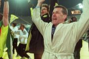 Trainer Ottmar Hitzfeld (r), Co-Trainer Michael Henke (2.v.r.) am 28.5.1997 im Münchner Olympiastadion. Gerade hat der BVB die Champions League gewonnen.