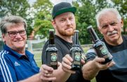 Der Landesligist VfL Kemminghausen hat sein eigenes Bier: Das "VfL"-Pils.