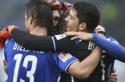 Bielefelds Julian Börner (l-r), Stephan Salger und Torwart Stefan Ortega feiern den Sieg bei Spielschluß.