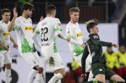 Wout Weghorst spielt den Ball - vier Borussen schauen zu. Ein spätes Tor brachte Wolfsburg den Heimsieg ein.