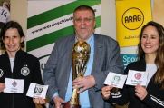 Von links: Ex-Nationalspielerin Bettina Wiegmann (Trainerin der deutschen U 15-Juniorinnen-Nationalmannschaft), Wolfgang Jades (Vorsitzender des FVN-Verbandsfußballausschusses) und Jessica Behr (Teammanagerin U 15-Juniorinnen-Nationalmannschaft) nach der 