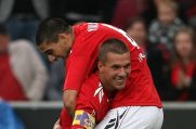 12. September 2010: 1. FC Köln - St. Pauli 1:0. Taner Yalcin bejubelt seinen Siegtreffer mit Lukas Podolski.