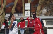 Andre Trienenjost (rechts), mittlerweile beim Oberligisten 1. FC Kleve aktiv, im Schatten des Balls.