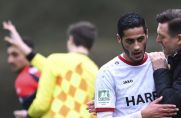 Hamdi Dahmani (links) hört RWE-Trainer Christian Titz zu. Fragt sich nur: Wie lange noch?