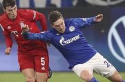 Bayerns Weltmeister Benjamin Pavard (l.) im Zweikampf mit Schalkes Bastian Oczipka.