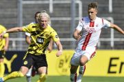 Der BVB II setzte sich, hier in Person von Kolbeinn Birgir Finnsson (links) gegen Florian Dietz, gegen den 1. FC Köln II knapp durch.