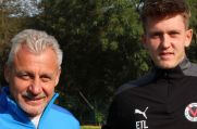 Viktoria-Cheftrainer Pavel Dotchev und Keeper Yannik Bangsow (