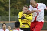 RWO-Kapitän Jerome Propheter im Kopfballduell mit Pascale Talarski vom VfB Homberg.