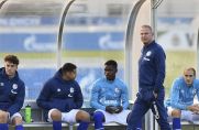 Schalke-II-Trainer Torsten Fröhling (vorne) am Seitenrand.