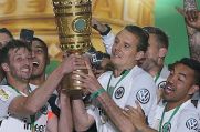 David Abraham und Alexander Meier stemmen den DFB-Pokal hoch. 2018 gewannen sie mit der Eintracht die Trophäe.