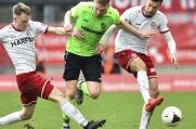 Auch von zwei Gegenspielern war Lars Lokotsch in der Regionalliga West nur schwer zu halten.