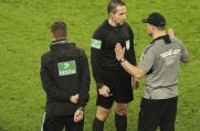 Hatten Gesprächsbedarf: Paderborn-Trainer Steffen Baumgart und Schiedsrichter Tobias Stieler.