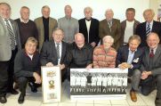 Die Pokalsieger-Mannschaft von ETB SW Essen bei einem Wiedersehen im Jahr 2007. Horst Trimhold ist der zweite von rechts (vorne).