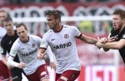 Patrick Choroba (rechts), hier gegen Essens Kevin Grund, spielt in der kommenden Saison wieder in der Regionalliga.