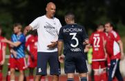 Trainer Thomas Letsch (links) gibt beim ersten Testspiel des VfL Bochum Anweisungen an Danilo Soares.