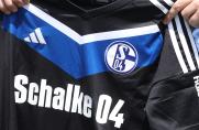 Einer der ersten stolzen Besitzer präsentiert das neue Ausweichtrikot des FC Schalke 04.