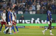 Schalke-Verteidiger Ibrahima Cissé sieht beim 3:5 gegen HSV Rot. 