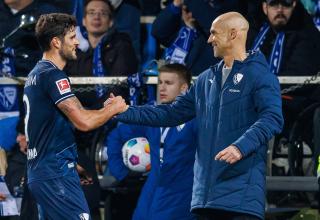 Trainer Thomas Letsch freut sich mit Torschütze Goncalo Paciencia beim Heimsieg des VfL Bochum.