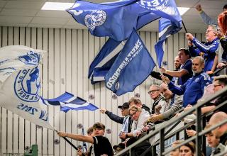 Die Fans der SSVg Velbert feiern den Hallen-Stadtmeistertitel ihrer Mannschaft.