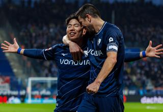 Takuma Asano (l.) und Kapitän Anthonys Losilla bejubeln die Erfolge des VfL Bochum.