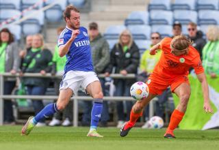 Thomas Ouwejan (l.) war beim Schalkes Testspielpleite nicht immer auf der Höhe.