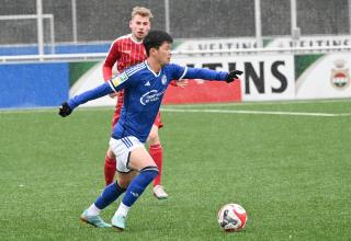 Soichiro Kozuki (vorne) muss sich erst wieder für die Schalke-Profis empfehlen. 