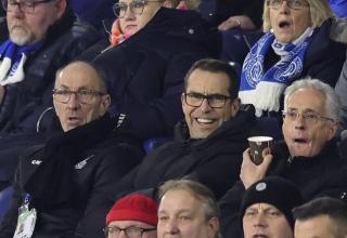 Präsident Ingo Wald, hier neben rechts neben Michael Preetz und Joachim Hopp, sprach über mögliche Transfers seines MSV Duisburg.