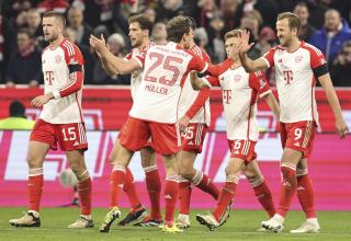 Der FC Bayern München bejubelt einen wichtigen Sieg gegen RB Leipzig.