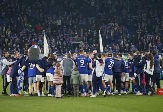 Schalke feiert geschlossen den 3:1-Sieg gegen St. Pauli