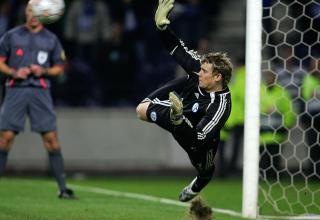 Manuel Neuer hält einen Elfmeter für Schalke gegen den FC Porto.