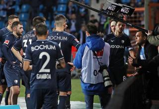 Enttäuschung: Nach dem 2:2 gegen Darmstadt kam es zum Gespräch zwischen Spielern und Fans.