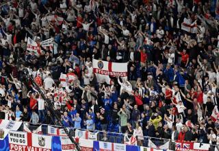 Englische Fans gegen Serbien.