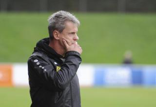 VfB Hombergs Trainer Stefan Janßen grübelt.