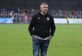 Sportdirektor Gaetano Manno begrüßt einen weiteren Neuzugang beim Wuppertaler SV.