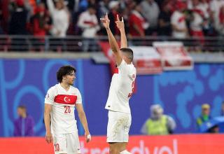 Merih Demiral zeigt nach seinem Treffer zum 2:0 für die Türkei den umstrittenen Wolfsgruß. Dafür wurde er nun gesperrt.
