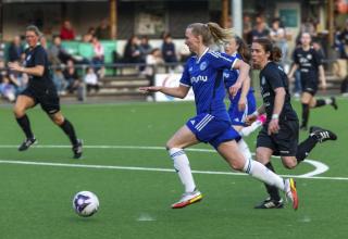 Die Frauen des FC Schalke 04 (hier Laura Schulte) haben den Aufstieg in die Fußball-Westfalenliga der Frauen geschafft und treffen in der kommenden Saison auf den BVB.
