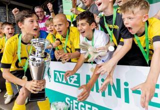 Der VfB Homberg feiert den Gewinn der NRZ-Mini-EM. Event-und Projektmanager Christof Willer (l.) und NRZ-Sportredakteur Uwe Zak (M.) freuen sich mit.