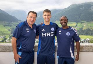 Felipe Sanchez posiert mit Schalke-Sportdirektor Marc Wilmots und Kaderplaner Ben Manga.