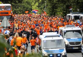 Niederlande-Fans feierten am Nachmittag eine große Party in Dortmund - doch es kam auch zu Ausschreitungen.